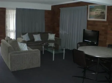 Whiteoaks Motel & Lodges