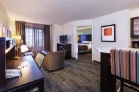 Staybridge Suites Tulsa-Woodland Hills فنادق في تولسا
