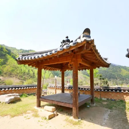 Gangneung Wangsangoal Hanok Pension Отели рядом с достопримечательностью «Музей кофе»