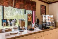 Econo Lodge Inn & Suites Lake Harmony - Pocono Mountains Area - breakfast