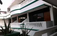 Henny Executive Homestay Hotel dekat Loop Graha Famili