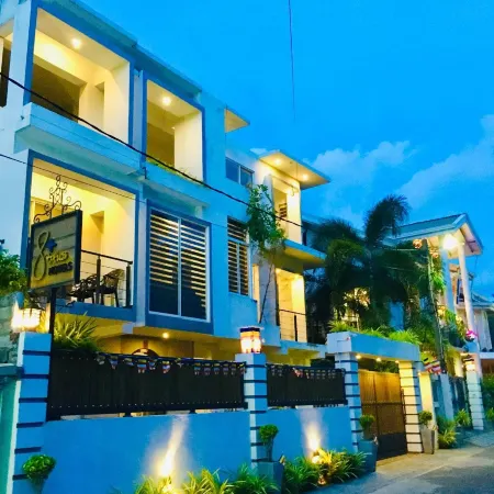 8 Plus Motels