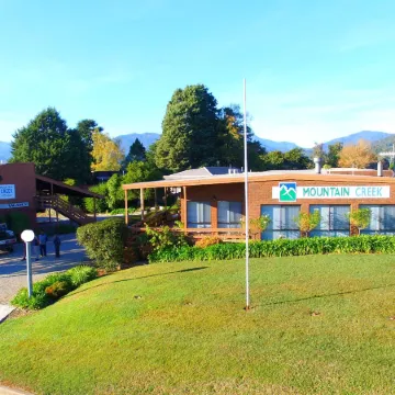 Mountain Creek Motel Bar & Restaurant