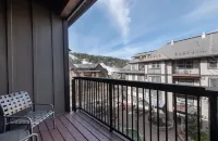 프레이저 크로싱/파운더스 포인트 프리미엄 등급 3619, 스키 리조트 뷰 개인 발코니가 있는 콘도 - 발코니