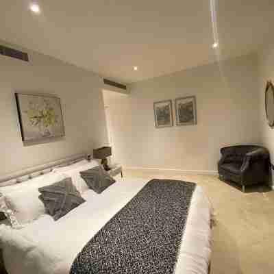 Marvelous 3 Bed Penthouse in KewBridge Rooms