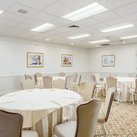 The Farmington Inn and Suites Отели рядом с достопримечательностью «Арена «XL-центр»»