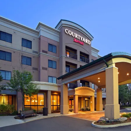 Courtyard Mississauga-Airport Corporate Centre West Отели рядом с достопримечательностью «Торговый центр Square One»