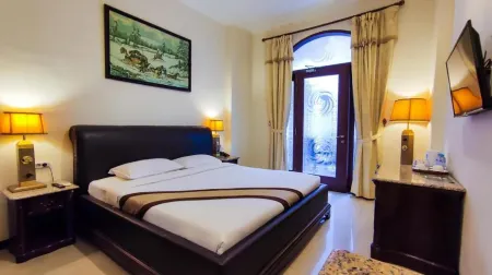 The Grand Palace Hotel Malang Отели в г. Klojen