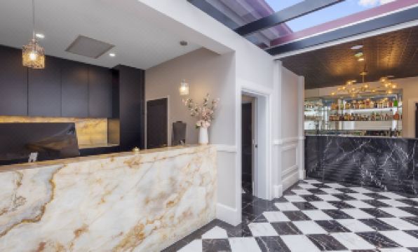 2. 홀리데이 인 &..