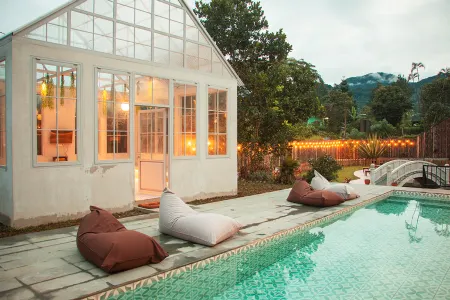Villa Rone  - Spanish Garden Vibe in Puncak Отели рядом с достопримечательностью «Таман Сафари Индонезия Богор»