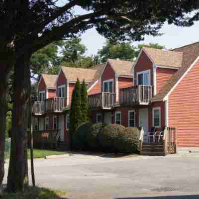 Blue Spruce Inn & Townhouses Hotel Exterior