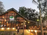 Hugpua Hotel Các khách sạn gần Wat Don Kaew