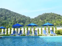 Avi Pangkor Beach Resort - Beach