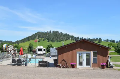 No Name City Luxury Cabins & RV Hotel berhampiran Broken Spoke Saloon