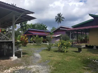Pondok Oma Surf Simeulue Отели в г. 
