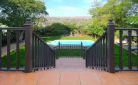 8A Grahamstown by the Oyster Collection - Swimmingpools