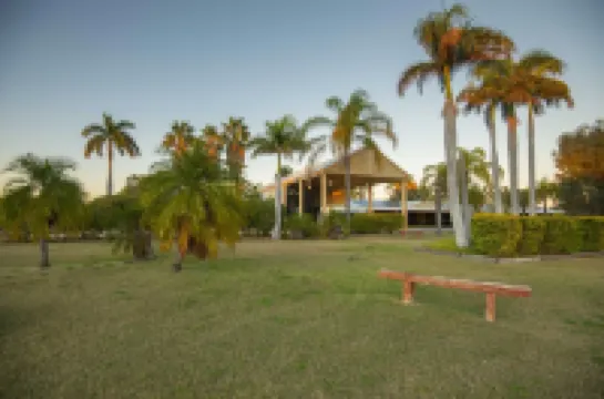 Albert Park Motor Inn - Undercover Parking - King Beds