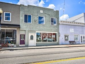 Updated Williamstown Apartment with Kitchen!