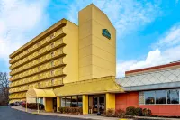 La Quinta Inn & Suites by Wyndham Stamford / New York City Hotel di Old Greenwich