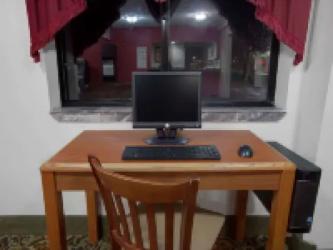 克里斯特爾萊克温德姆速8酒店 克里斯特爾萊克酒店