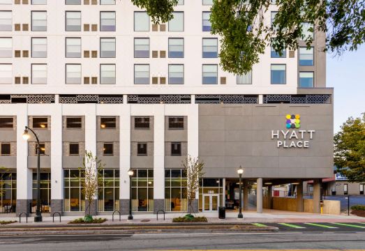 깔끔한 호텔 객실 이미지