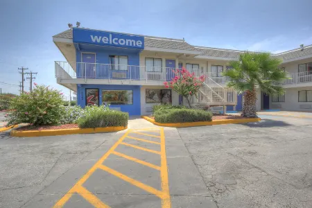 Motel 6 San Antonio, TX - Fort Sam Houston Отели в г. Кирби