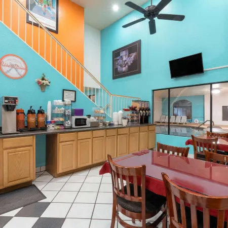 Howard Johnson by Wyndham Holbrook