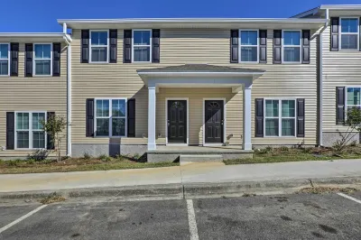 Airy Tallahassee Condo ~ 5 Mi to Downtown! Các khách sạn gần FSU Carnaghi Arts Building