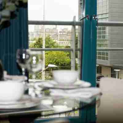 Quayside 2-Bed Apartment in Dundee Dining/Meeting Rooms