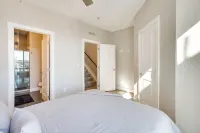 Rooftop Deck and Hot Tub Walkable Denver Townhome