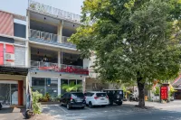 RedDoorz Premium @ Jalan Cengkeh Malang Hotels in Lowokwaru