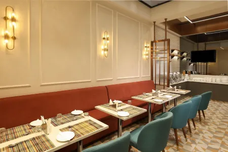 Indus Biznotel Отели рядом с достопримечательностью «Krishnas Collection Art Gallery»