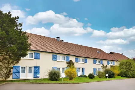 Sure Hotel by Best Western Plaisir Отели в г. Тиверваль-Гриньон