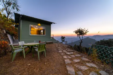 Zostel Plus Nainital (Naina Range) Отели рядом с достопримечательностью «Shree Kainchi Hanuman Mandir»