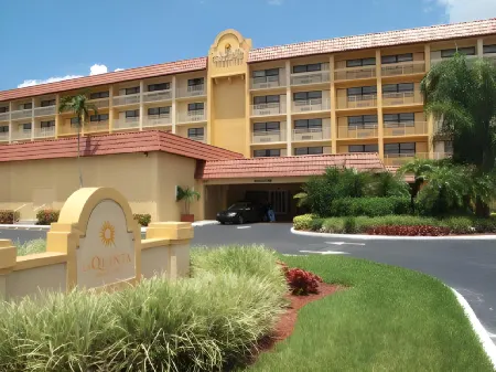 La Quinta Inn & Suites by Wyndham Coral Springs Univ Dr Отели рядом с достопримечательностью «Парк Орчид»