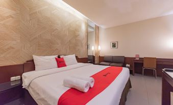 RedDoorz Plus @ Cipaganti Street 3