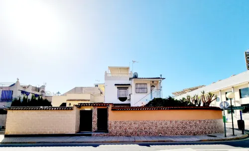 Charming Upper Bungalow with Terrace and Communal Pool in Torrevieja