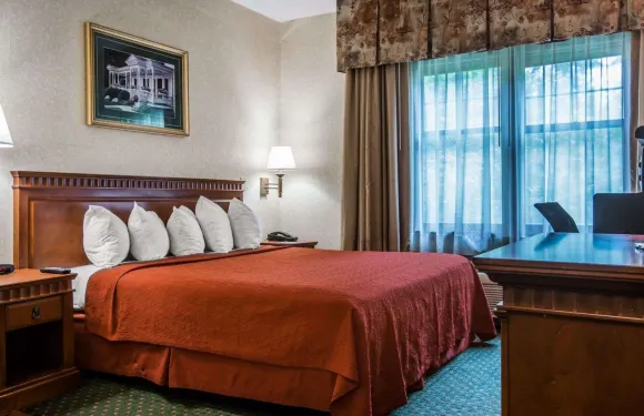 格倫福爾斯-昆斯伯裏伊克諾旅館