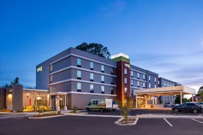 Home2 Suites by Hilton Portland Airport or Hotels near Ed's House of Gems