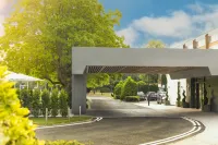 Holiday Inn LONDON - GATWICK AIRPORT by IHG - parking