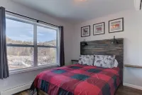 Luxury 3700 sf Home with Mountain Views, Hot Tub, Sauna, Game Room