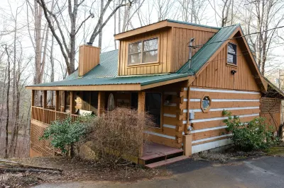 Family Escape w/ Hottub Near PF Hotels near Moonshine Ridge Country Store & Cafe
