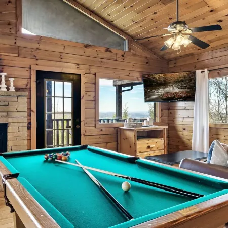 Romantic Couples Getaway-5 Min to the Pkwy-Hot Tub-20 Min to Gsmnp-Pet Friendly!