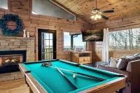 Romantic Couples Getaway-5 Min to the Pkwy-Hot Tub-20 Min to Gsmnp-Pet Friendly!