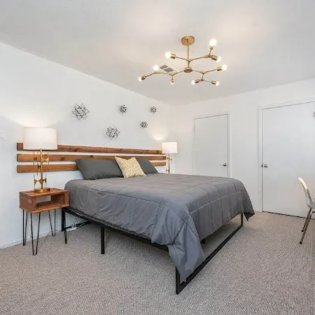 Wellspring Townhome - King Bed Suite minutes from Texas A&M