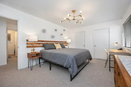 Wellspring Townhome - King Bed Suite minutes from Texas A&M Отели в г. Брайан