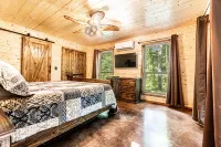 Hillbilly Paradise ~ Brand New Cabin on the Mulberry! Hotels in der Nähe von Phipps Branch Waterfall