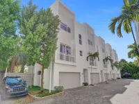 BEACH ACCESS MODERN TOWNHOUSE! Pool, Spa and Gym!