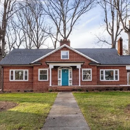 Charming Retro & Stylishly Updated Mid-Century Apartment Retreat Near Downtown