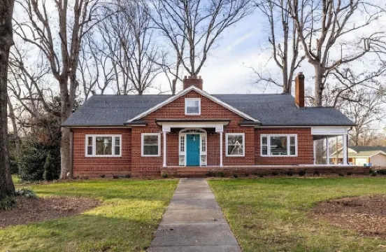 Charming Retro & Stylishly Updated Mid-Century Apartment Retreat Near Downtown